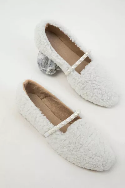 شقق باليه نسائية بيضاء 