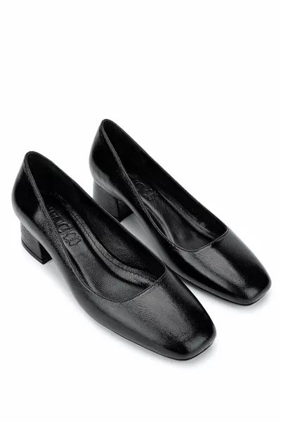 La femme dit de véritables talons noirs