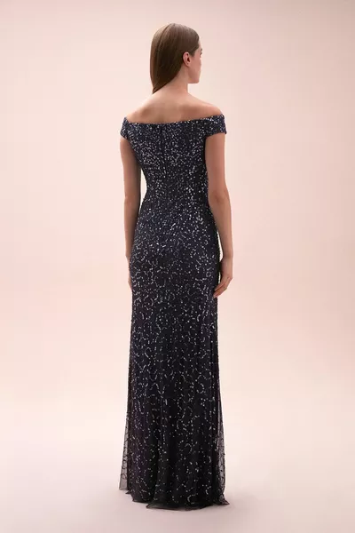 فستان طويل مطرز بالترتر مكشوف الكتفين