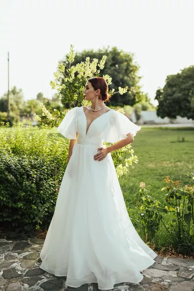 Свадебное платье Helios из атласа с V-образным вырезом и глубоким вырезом