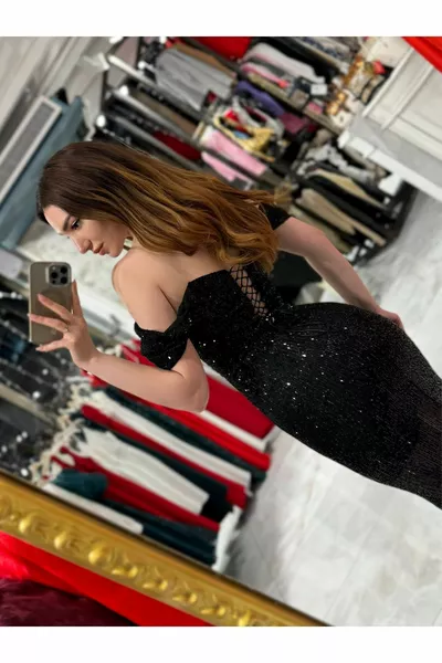 Andrea Tie Back Детализированный воротник Degaje Длинная длина с пайетками спереди Разрез Вечернее платье Черный