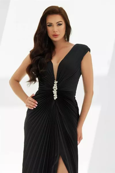 Черна дълга вечерна рокля с цепки с камъни отпред