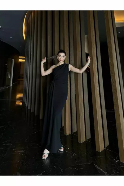 ABITO DA SERA MONOMANICA CON DETTAGLIO MANTELLA