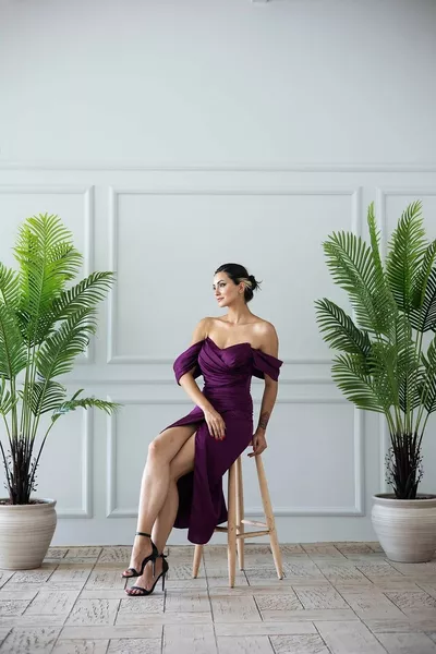 Сливова вечерна рокля с ниско рамо Ara Satin