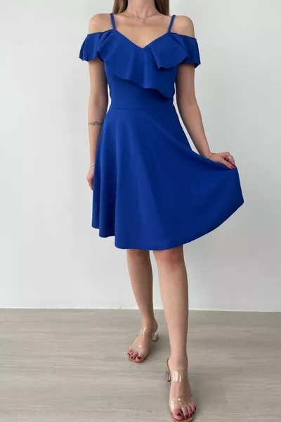 Платье из крепа с оборками на плечах