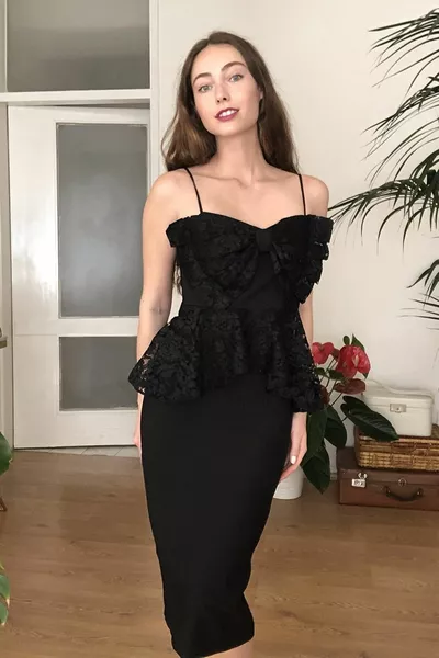 Черна дантелена детайлна рокля