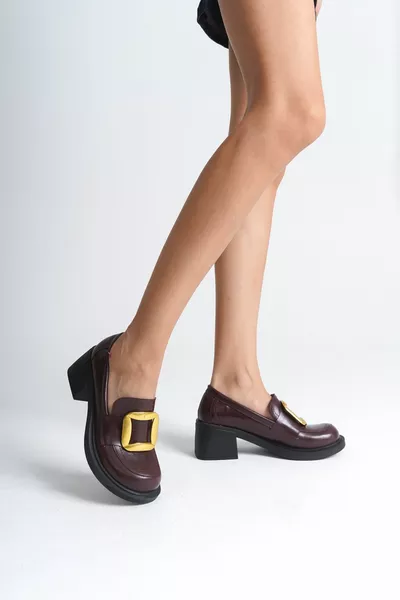 أحذية نسائية مع مشبك معدني