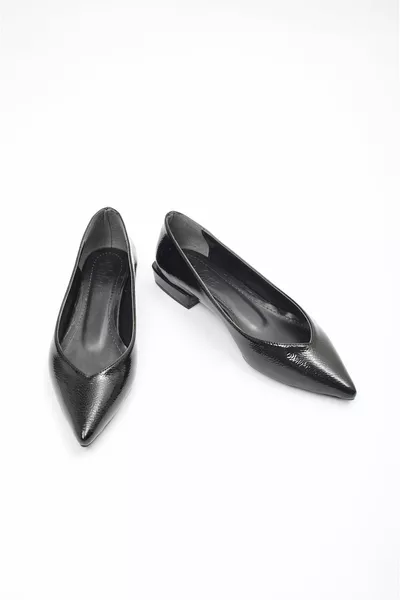 المرأة وأشار اصبع القدم الأسود التجاعيد براءات الاختراع الجلود الباليه الشقق زينيث