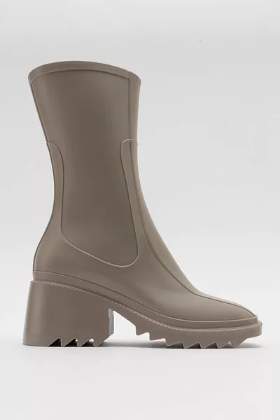 المرأة بسحاب أحذية المطر الرؤية