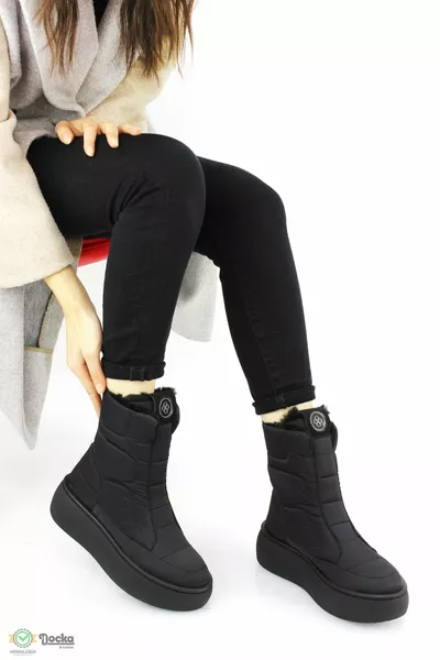 Женские спортивные зимние сапоги на толстой меховой подошве