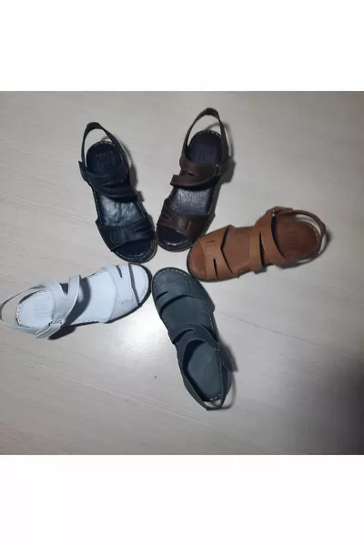 Innen und außen, % echtes Leder, weiße Farbe, gepolsterter Absatz, leichte Sohle, Velcro-Sandalen.