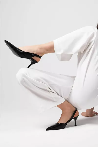 أسود معدني اللون جلد الثعبان منقوشة كعب المرأة