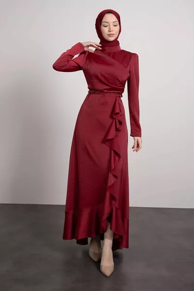 فساتين سهرة محجبة بالحجارة على الحزام وطيات من الأمام