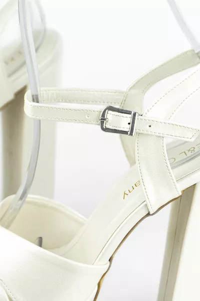 ,5 см ВИСОКИ почти бели кожени булчински обувки, при условие че са бавни.