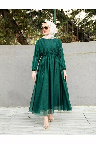 Robe de soirée hijab vert émeraude ceinturée argentée