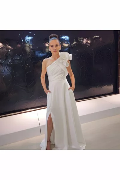 Una spalla dettagliata fessura tasca in raso abito da sposa abito da sposa abito da sposa