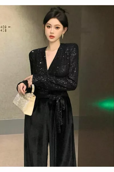 الترتر والمخملية المرأة أنيقة بذلة دعوة حفل زفاف