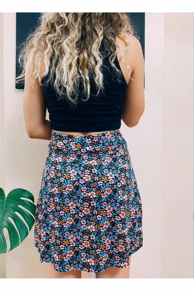 تنورة شورت بنقشة ديزي باللون الأزرق الوردي