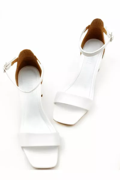 Onl المرأة الأبيض إصلاح منخفض الكعب فرقة واحدة الكاحل التعادل أحذية Lucest جديدة