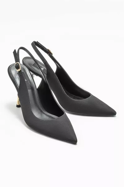 الكعب النسائي الأسود