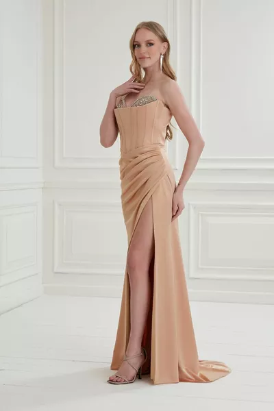 Göğsü Taşlı Straplez Drapeli Uzun Abiye Elbise