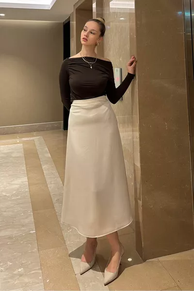 تنورة ساتان طويلة أساسية باللون البيج الفاتح 