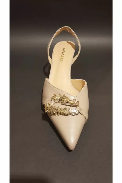 Дамски бродирани обувки в бежов цвят