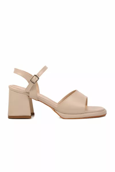 Бежевые женские босоножки на каблуке