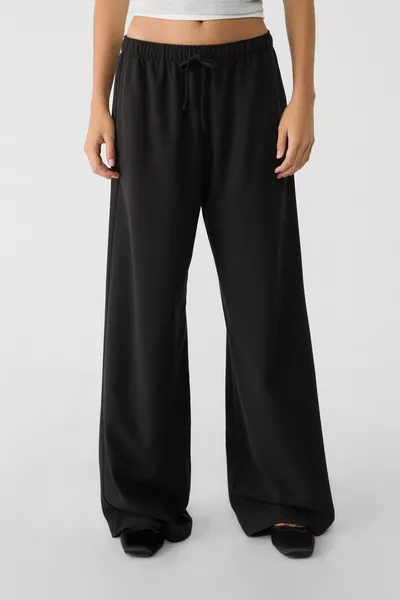 Pantaloni alla moda con lunghi drappeggi