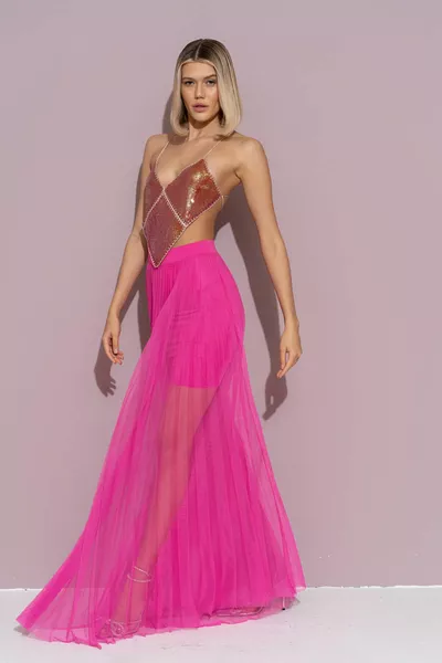 Taille haute, jupe longue transparente. Tout plissé et élastiqué à la taille.