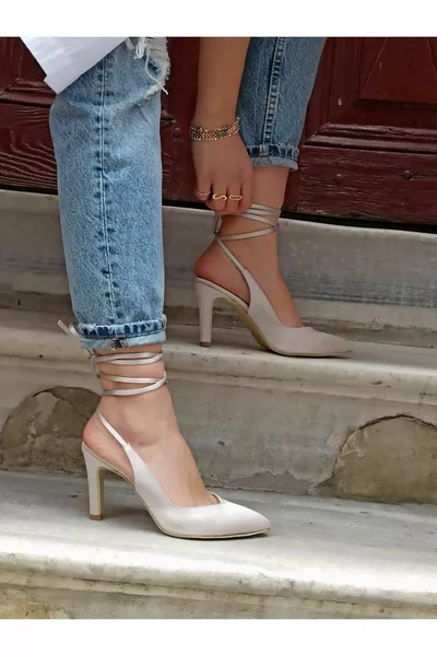 Женские бежевые атласные туфли на шнурке на каблуке