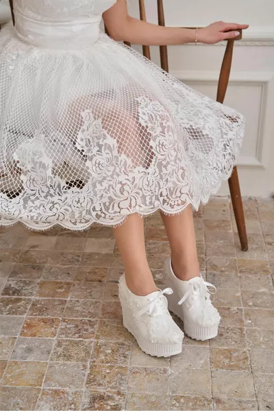 Crispin Damen Weiße Spitze Perle Detail gepolsterter Absatz Brautkleid Schuhe