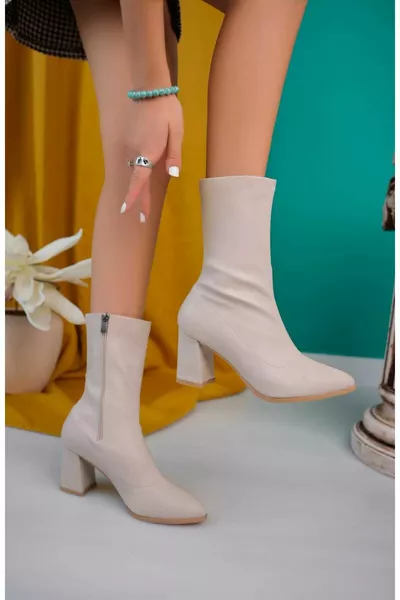 المرأة وأشار اصبع القدم تمتد الكاحل منتصف الأحذية الكعب