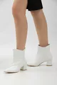 Stivali bianchi da donna dettagliati con motivo a linee