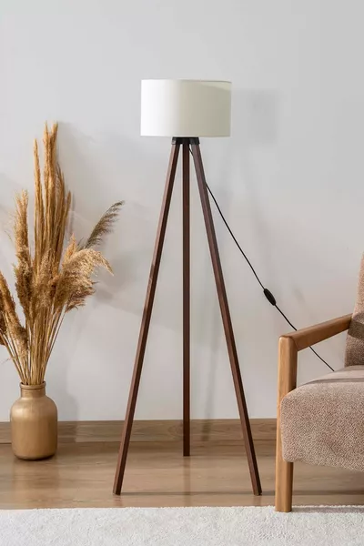 مصباح أرضي ثلاثي الأرجل من الخشب مع رأس أسطوانة منقوشة باللون الكريمي