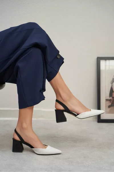 Sammy Weißer Teppich mit spitzer Zehenpartie, dicken Absätzen