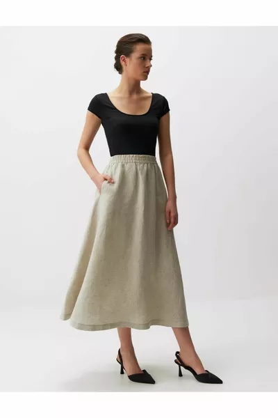 تنورة متوسطة الطول من الكتان البيج مع جيوب فضفاضة