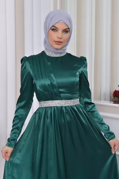 Robe de soirée hijab design satin avec taille et cou en pierre