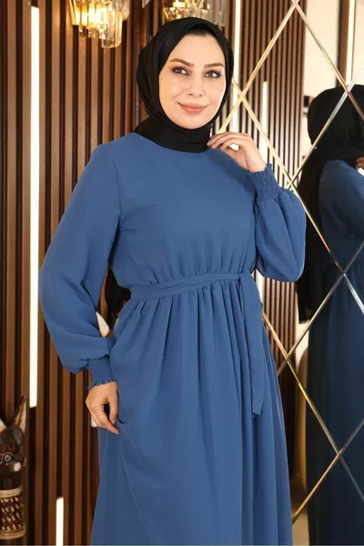 Robe de soirée en mousseline de soie aux poignets élastiqués indigo 