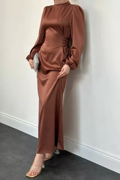 Elenor Belden Bağlamalı Saten Tesettür Elbise Tarçın