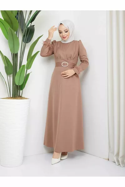 Abito con nappe sulla manica