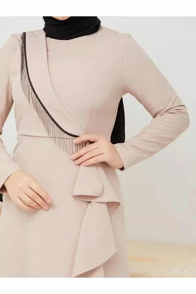 Damen-Abendkleid mit Kettendetail und Amine