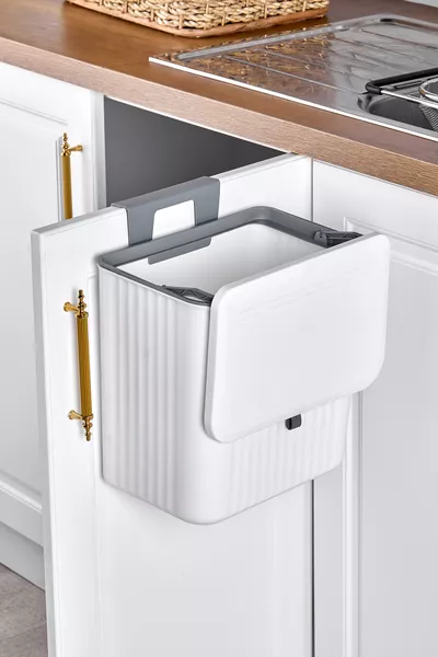 Кош за боклук с бюро и шкаф за кухня