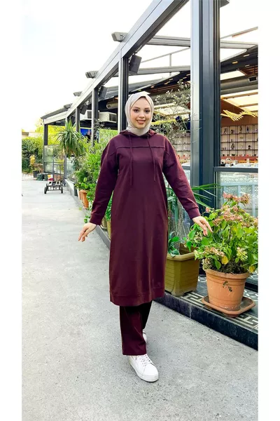 Tuta sportiva doppia con tunica lunga, cappuccio e spacco laterale - .