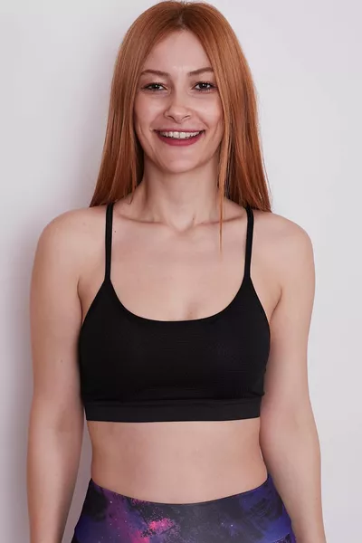 Dames sportbeha met gevulde cups en kruisende bandjes aan de achterkant