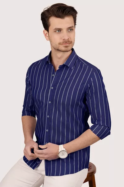 Мужская рубашка slim fit с синими и белыми полосками