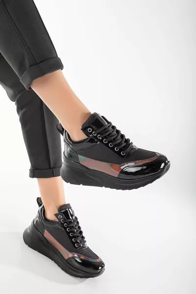 Черни дамски маратонки от лачена кожа и холограма