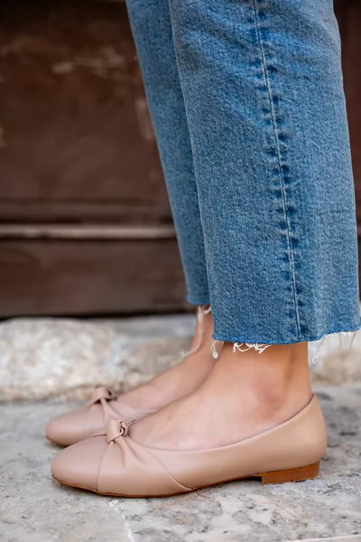 عربات التي تجرها الدواب عارية عقدة القوس مفصلة المرأة الباليه الشقق