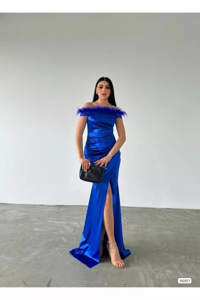 Feather Detailed Shoulder Open Satin Abito da sera