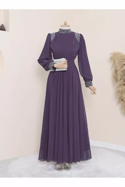 Robe de soirée en mousseline avec un col et un poignet avec des pierres et une dentelle à la taille